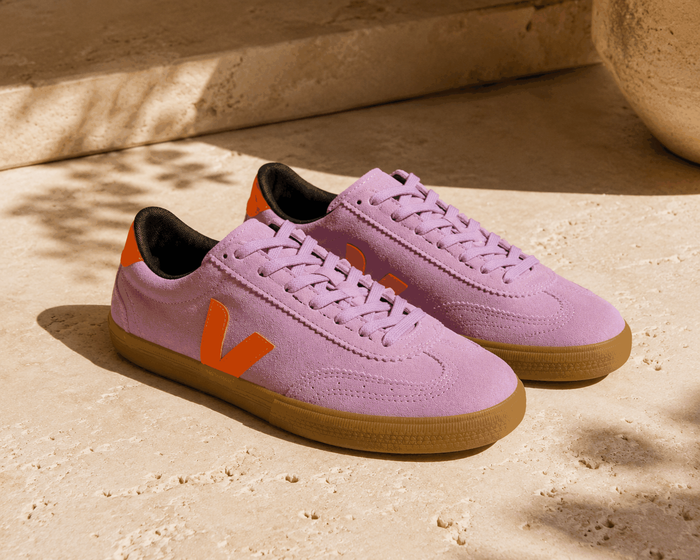 A heel that announces itself.
